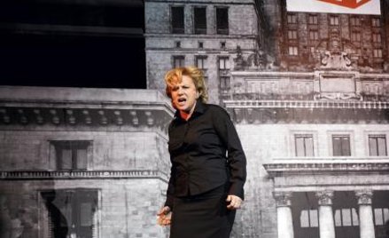 Krystyna Janda śpiewa w spektaklu piosenki Agnieszki Osieckiej