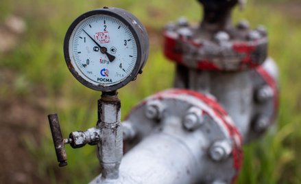 Manometr przymocowany do rurociągu z ropą naftową na polu naftowym w pobliżu Almietjewska w Rosji