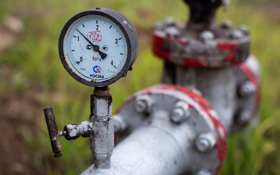 Manometr przymocowany do rurociągu z ropą naftową na polu naftowym w pobliżu Almietjewska w Rosji