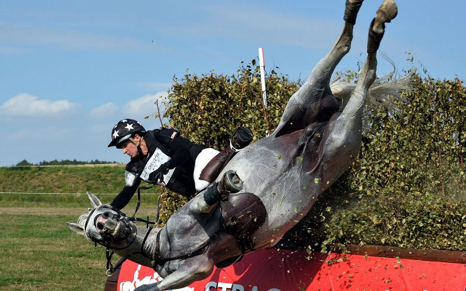 Polski jeździec Aleksander Kadłubowski spada z konia w czasie Mistrzostw Europy Młodych Jeźdźców w S