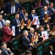 Posłowie Zjednoczonej Prawicy na sali obrad ze zdjęciami Jana Pawła II
