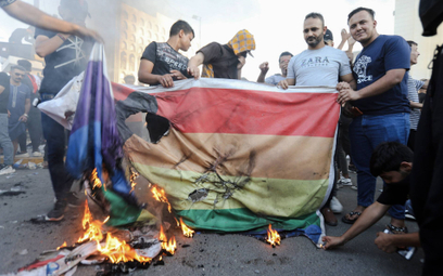 Uczestnicy protestu przed ambasadą Szwecji w Bagdadzie palą tęczową flagę