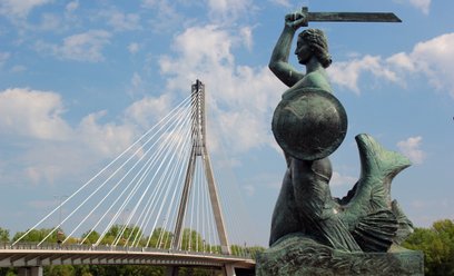 Pomnik warszawskiej syrenki znajduje się na bulwarach wiślanych, tuż przy wejściu do stacji metra Ce