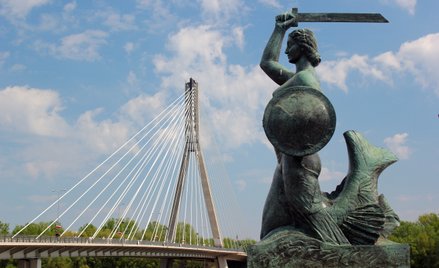 Pomnik warszawskiej syrenki znajduje się na bulwarach wiślanych, tuż przy wejściu do stacji metra Ce