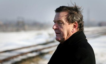 Kanclerz Gerhard Schroeder, nie oglądając się na stanowisko innych krajów europejskich, zwłaszcza le