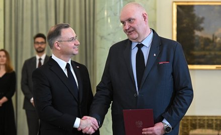 Prezydent RP Andrzej Duda (L) podczas uroczystości powołania Bogdana Święczkowskiego (P) na stanowis