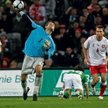 Polska obrona nie uniknęła błędów. Od lewej: Irlandczyk Caleb Folan, Marcin Wasilewski, Dariusz Dudk