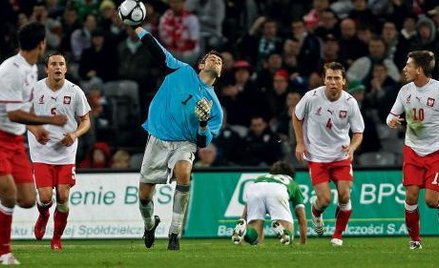 Polska obrona nie uniknęła błędów. Od lewej: Irlandczyk Caleb Folan, Marcin Wasilewski, Dariusz Dudk