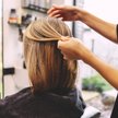 Sąd przyznał zadośćuczynienie za zniszczenie włosów u fryzjera. Klientka straciła poczucie własnej w