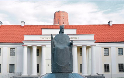 Pomnik Mendoga w Wilnie (za muzeum widoczna jest też wieża Giedymina)