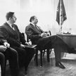 Kandydat szuka poparcia. 17 kwietnia 1994 r. w siedzibie Związku Polaków na Białorusi. Od prawej: Ta