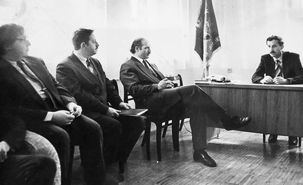 Kandydat szuka poparcia. 17 kwietnia 1994 r. w siedzibie Związku Polaków na Białorusi. Od prawej: Ta