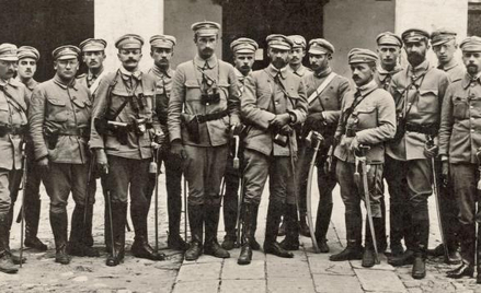 Józef Piłsudski (dziewiąty od lewej) wraz ze swoim legionowym sztabem. Kielce, 12 sierpnia 1916 r.