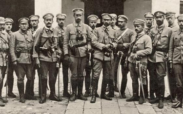 Józef Piłsudski (dziewiąty od lewej) wraz ze swoim legionowym sztabem. Kielce, 12 sierpnia 1916 r.