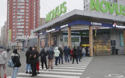 Kolejka przed sklepem spożywczym w Kijowie