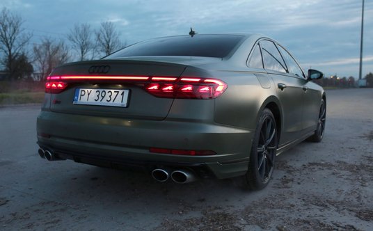 Zero udawania - w S8 zamontowano prawdziwe cztery solidne rury wydechowe