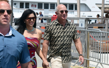 Jeff Bezos i jego narzeczona Lauren Sánchez podczas letnich wakacji we Francji.
