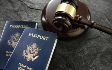 Dwa paszporty nie zrujnowały sędziemu kariery