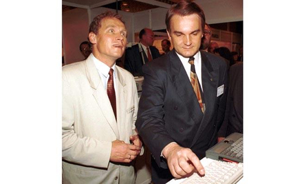 Władze RP na wystawie Euroinfo '95. Wicepremier Aleksander Łuczak zapatrzony w świetlaną przyszłość 