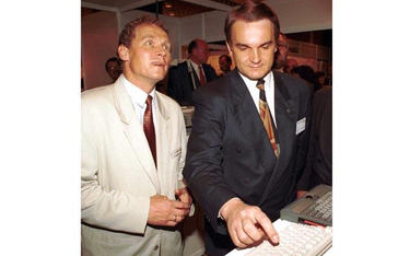 Władze RP na wystawie Euroinfo '95. Wicepremier Aleksander Łuczak zapatrzony w świetlaną przyszłość 