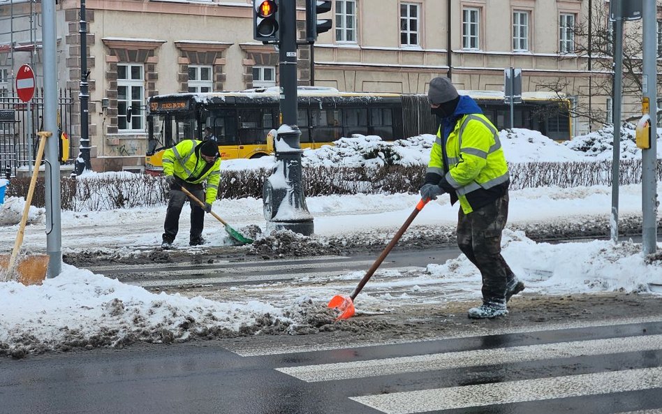 Służby miejskie pracują już drugą dobę przy odśnieżaniu Warszawy. Śnieg cały czas jednak pada