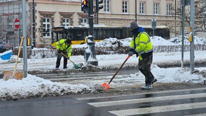 Służby miejskie pracują już drugą dobę przy odśnieżaniu Warszawy. Śnieg cały czas jednak pada
