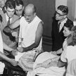 Dr Walter Freeman wykonuje tzw. lobotomię przedczołową wbijając szpikulec do lodu przez oczodół w mó