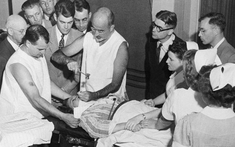 Dr Walter Freeman wykonuje tzw. lobotomię przedczołową wbijając szpikulec do lodu przez oczodół w mó