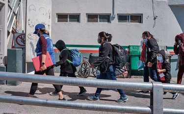 Imigranci wkraczają do USA z Meksyku, 10 marca
