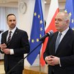 Były wicepremier i minister aktywów państwowych Jacek Sasin (P) oraz były wiceminister aktywów państ