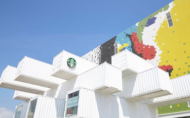 Starbucks otworzył kawiarnię zbudowaną z używanych kontenerów