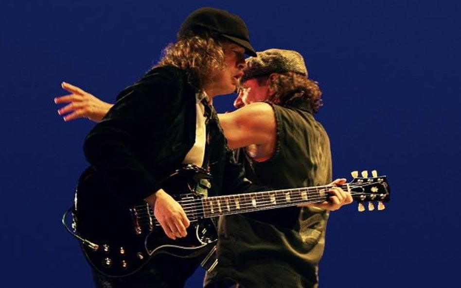 Angus Young w duecie z Brianem Johnsonem pokazali, że niezmiennie płynie przez nich prąd. Podziwiało