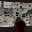 12-letnia Alaa Dahnoun, która przeżyła izraelskie bombardowanie, wygląda z okna swego mieszkania w B