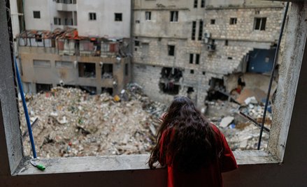 12-letnia Alaa Dahnoun, która przeżyła izraelskie bombardowanie, wygląda z okna swego mieszkania w B