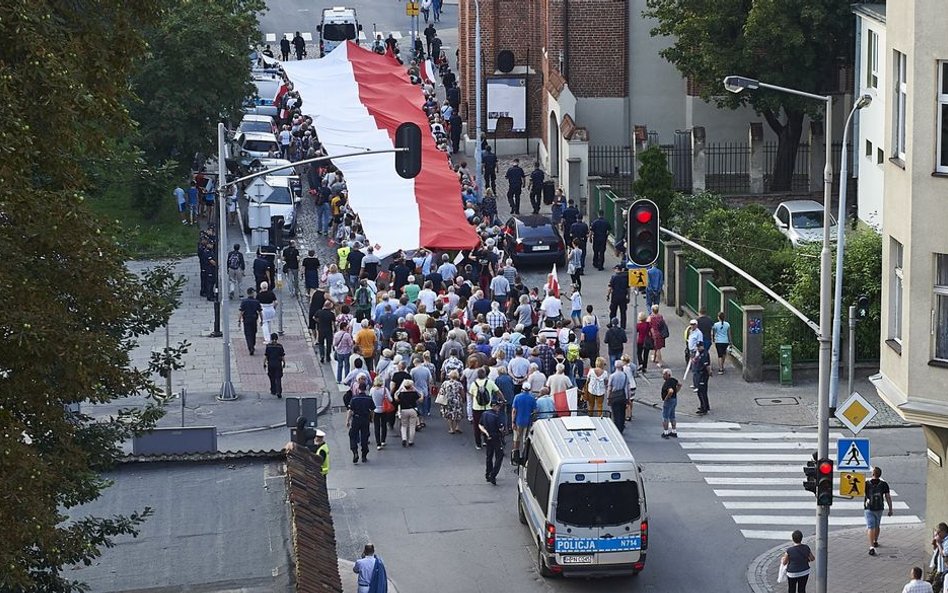 Marsz Komitetu Obrony Demokracji z 60-metrową biało-czerwoną flagą