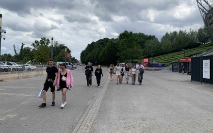 Grupa fanów zmierzających w stronę kompleksu PGE Narodowego