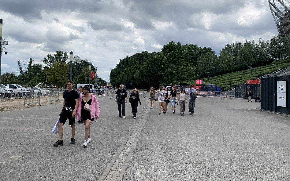 Grupa fanów zmierzających w stronę kompleksu PGE Narodowego