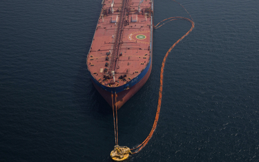 Tankowiec z ropą z Iranu, pięć miesięcy błądził po morzach