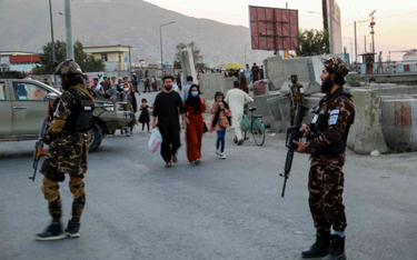 Talibowie w pobliżu miejsca zamachu w Kabulu