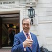Nigel Farage (z lewej), przywódca partii Brexit triumfował w wyborach do Parlamentu Europejskiego. B