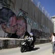 Trump całuje Netanjahu na murze w Betlejem