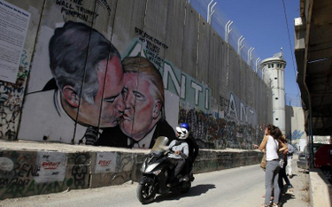 Trump całuje Netanjahu na murze w Betlejem