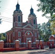 Typowa dla świątyń katolickich wznoszonych w Imperium Rosyjskim czerwona cegła sprawdziła się równie