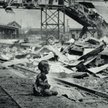 Ranne dziecko na zbombardowanym przez Japończyków Dworcu Południowym w Szanghaju