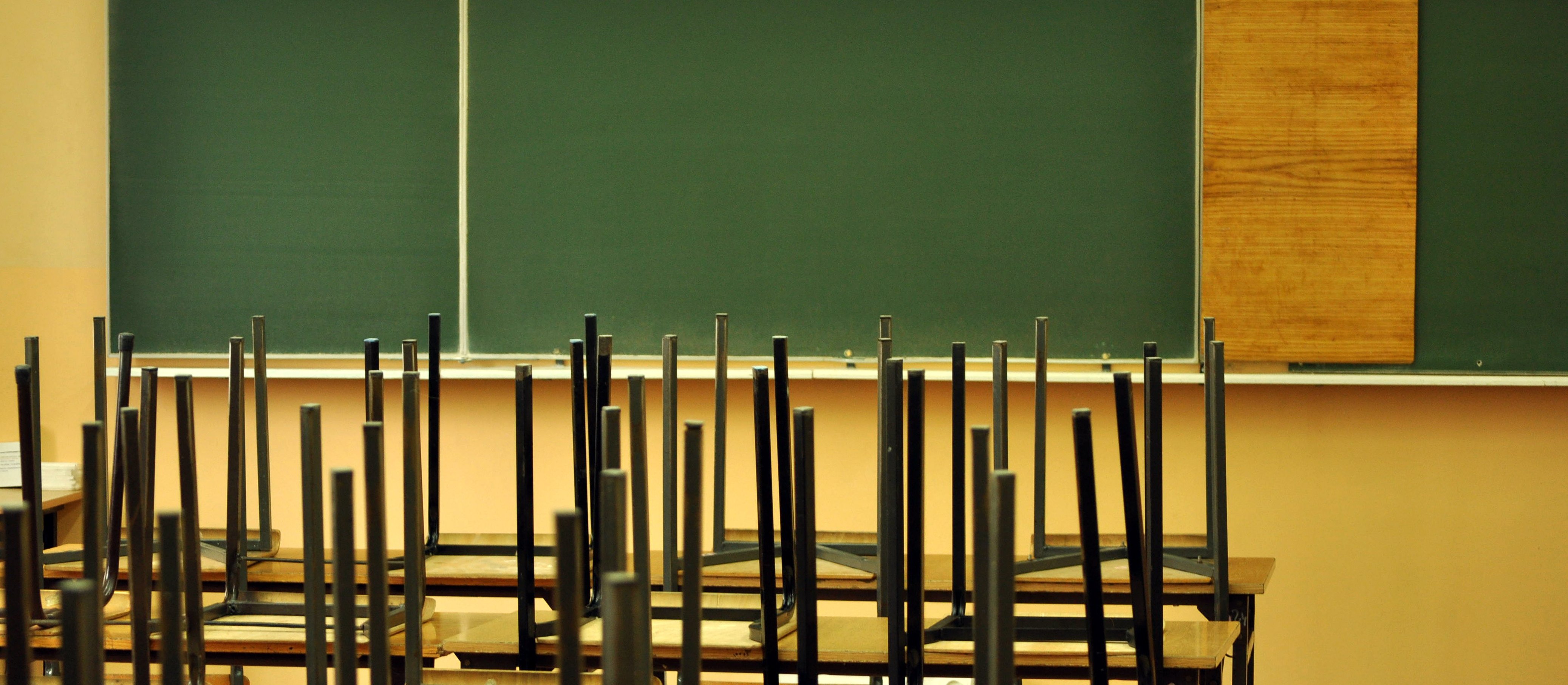 Szkoły odwołują lekcje przez gołoledź. Przepisy mówią o 4 konkretnych sytuacjach