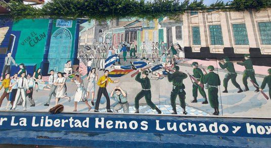Historia Nikaragui przedstawiona na wielu muralach, które można podziwiać w León.