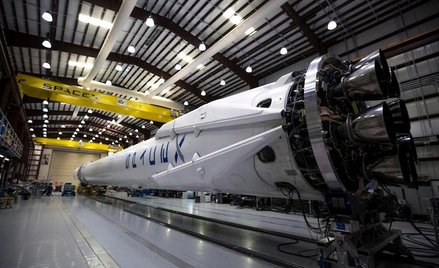 Nogi po bokach rakiety wielokrotnego użytku mają umożliwić lądowanie w pozycji pionowe