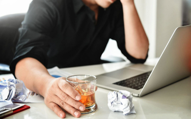 Na pracy zdalnej nie wolno popijać alkoholu. Czy pracodawca może to skontrolować?