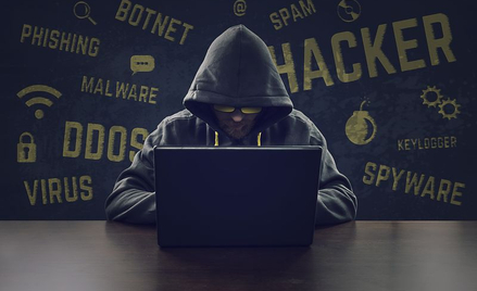 Międzynarodowy gang cyberprzestępców ukradł z kont bankowych ponad 154 mln zł. Są akty oskarżenia