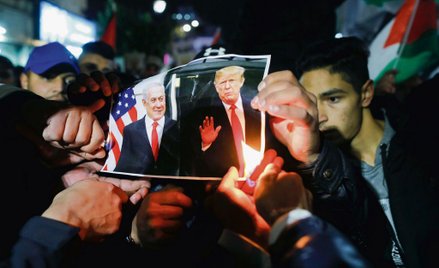 Palestyńska odpowiedź dla Trumpa. Demonstranci w Ramallah palą zdjęcie amerykańskiego prezydenta i p